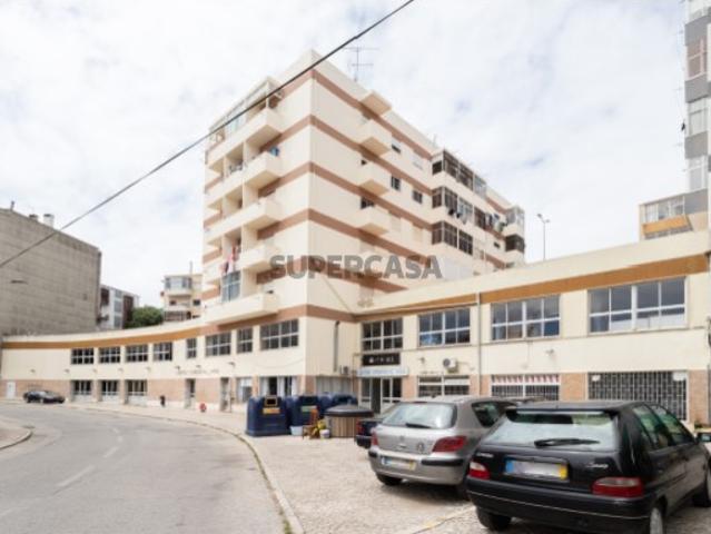 Loja no Seixal com cerca de 2 000m2