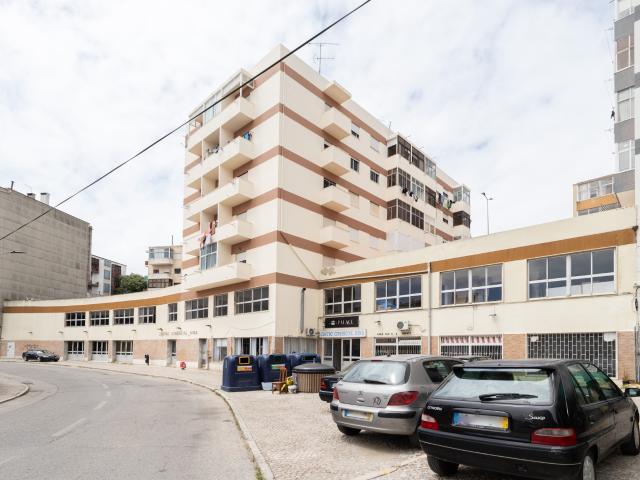 Loja no Seixal com cerca de 2 000m2