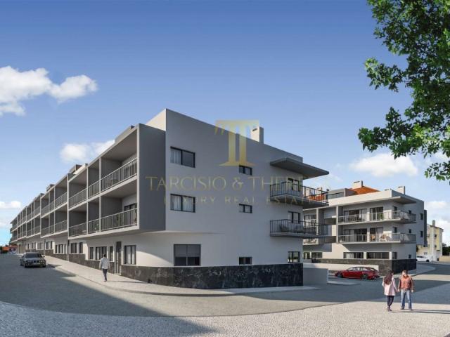 Loja Nova com 290 m², Garagem Privativa e 2 Parqueamentos | Azeitão