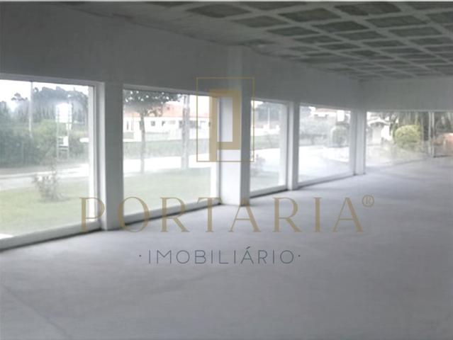 Loja Nova com 217,60 m² e Garagem Fechada | Oliveira do Bairro, Aveiro