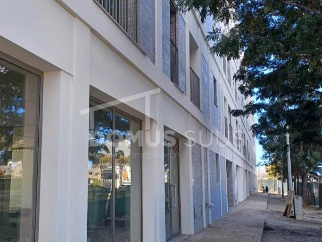 Loja nova destinada a comércio/serviços com boa visibilidade junto à N125