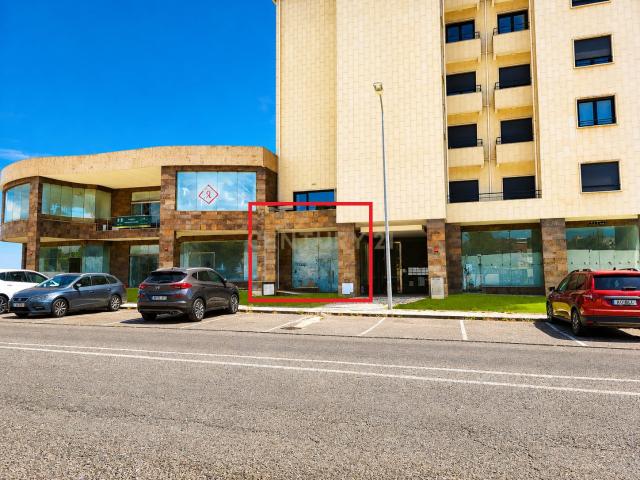 Loja Nova em Torres Novas com Garagem e Localização Central