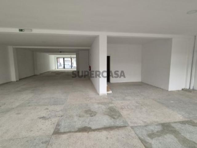 Loja Open Space de 382 m² em Zona Central do Porto Ideal para Comércio ou Serviços