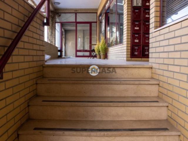 LOJA À VENDA 75m² EM GAIA | ZONA PRIVILEGIADA