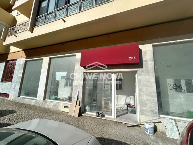 Loja à Venda com rendimento mensal de 1.200,00€ localizado em Barreiro