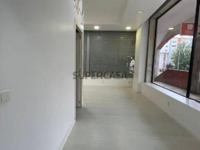 LOJA AMPLA NAS ARCADAS DO SHOPPING DE MASSAMÁ COM DUAS MONTRAS E GRANDE VISIBILIDADE