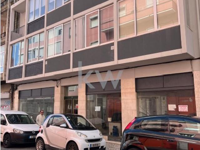 Loja ampla nas Avenidas Novas 507 m² de área útil