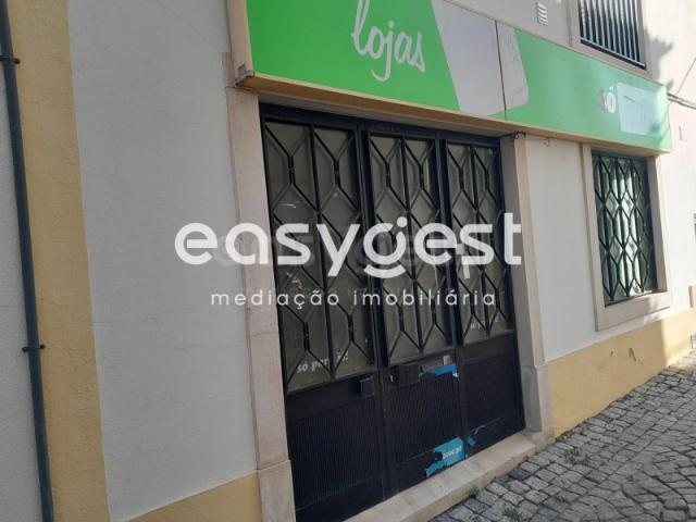 Loja ampla no Centro da cidade de Beja, com 137 m2, Wc e arrumos