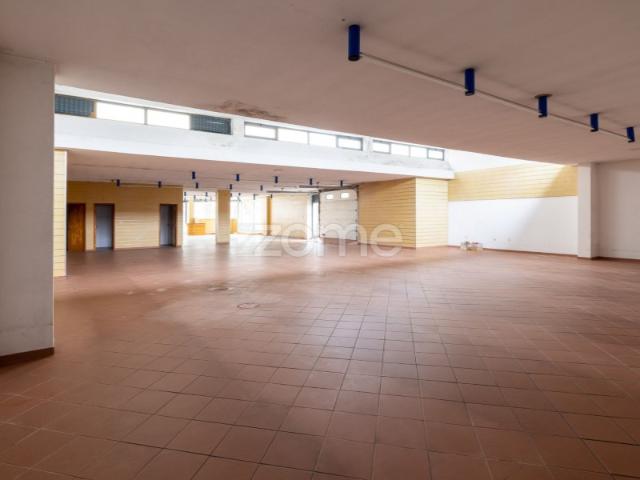 Loja Ampla c/ 2 montras | 3 garagens fechadas Águas Santas | Maia
