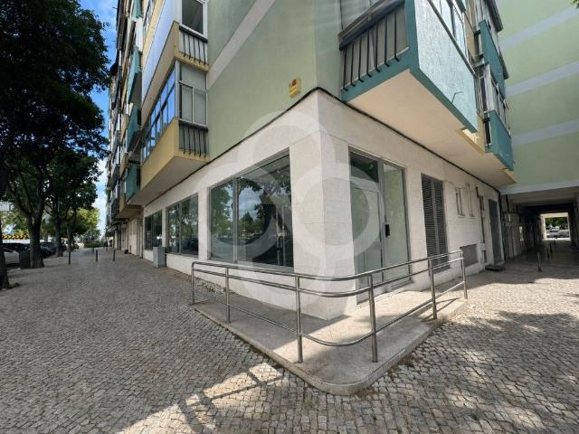 Loja ampla com muita luz nas zona das Pedralvas em Benfica L. 180m² Benfica