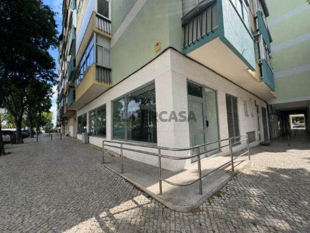 Loja ampla com muita luz nas zona das Pedralvas em Benfica Lisboa