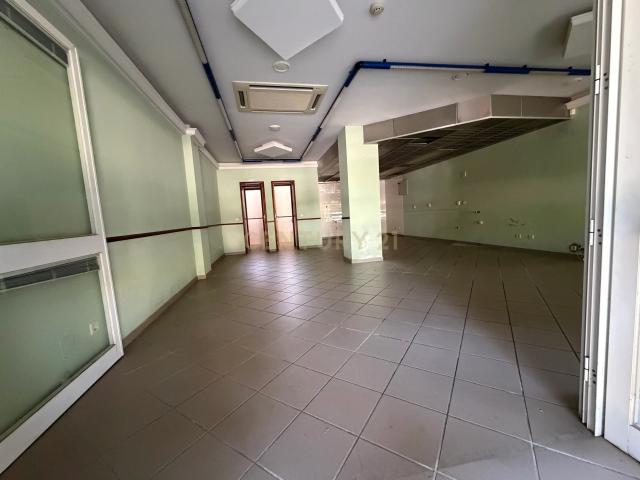 Loja ampla com potencial para apartamento