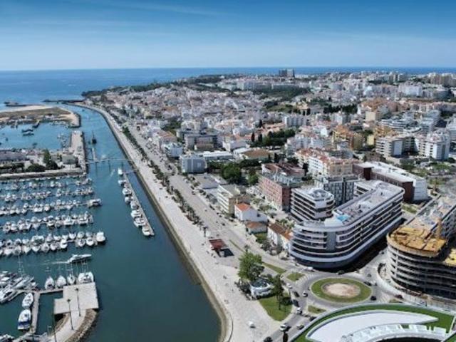 Loja ao lado da Marina em uma zona muito movimentada com montras amplas, Lagos, Algarve, Portugal