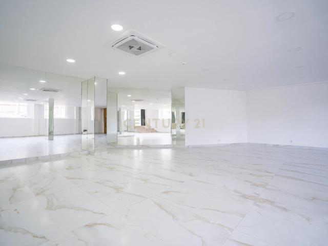 Loja Armazém para Comércio remodelada na Amadora, Venteira