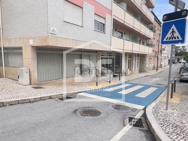 Loja, Bairro dos Anjos Vale da Cabrita, Leiria Pousos Barreira e Cortes