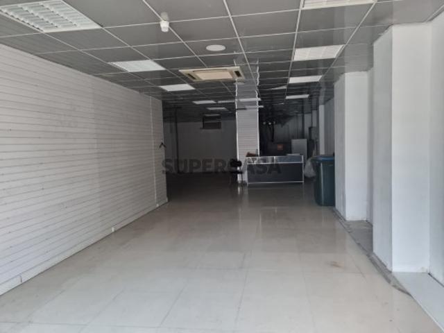 Loja bem localizada com 500 M2 em Benfica Com rendimento