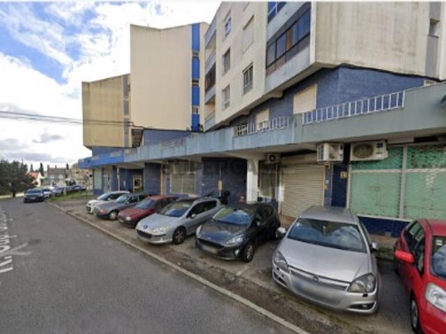 Loja c/ area bruta privativa: 83 m²Imóvel amplo c/ montra