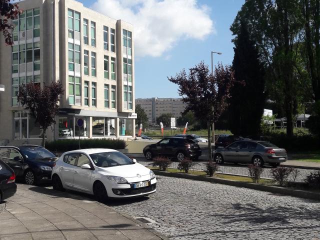 Loja c/ garagem e arrumos ao Hospital S. João e às Faculda. 90m² Pedrouços