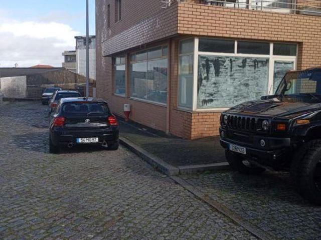 Loja C/Amplas montras com 200m2 junto ao Parque da Lavandeira Vila Nova Gaia | 26034063128