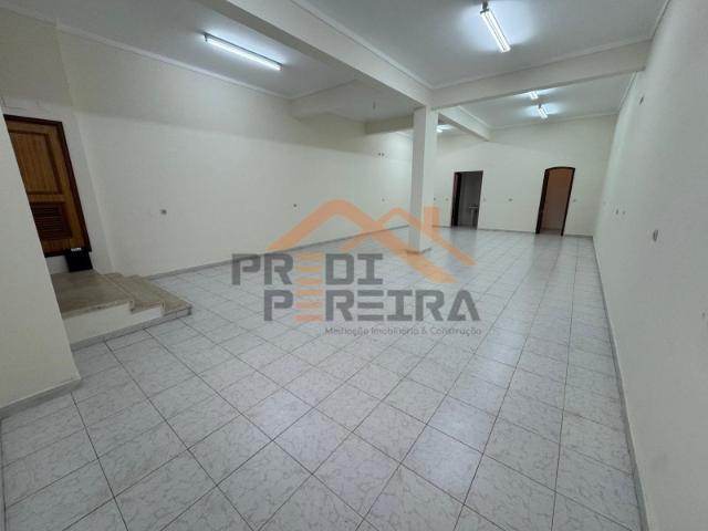 Loja com 48 m2, situada na Agualva Cacém