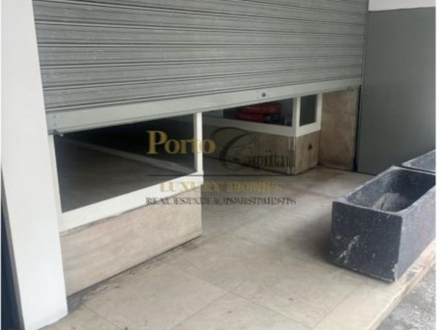 Loja com 500 m² | Rua Júlio Dinis | Junto à Rotunda da Boavista | Porto
