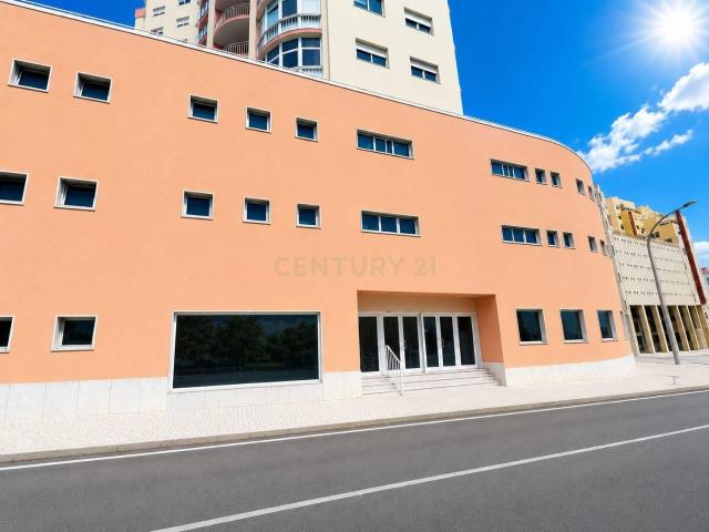 Loja com 520m2, no eixo Lisboa–Oeiras–Sintra, e possibilidade adquirir garagens