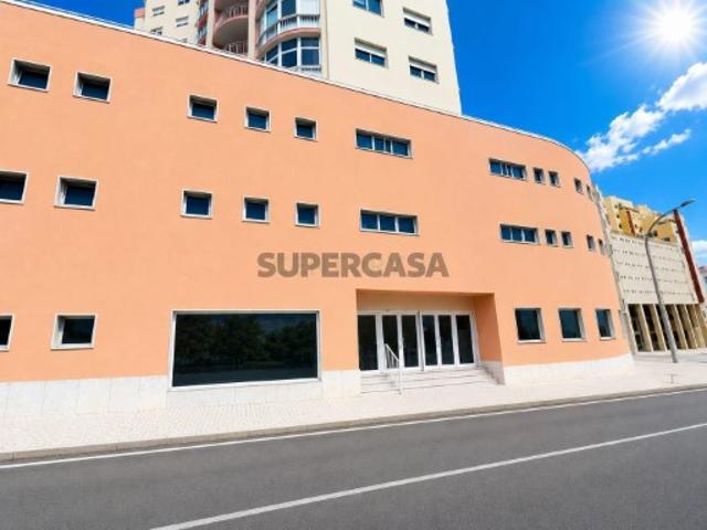 Loja com 520m2, no eixo Lisboa Oeiras Sintra, e possibilidade adquirir garagens