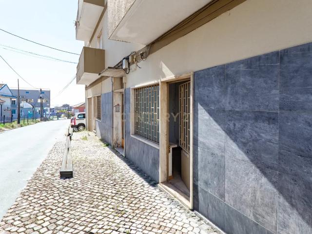 Loja com 61 m² no Bairro do Miratejo – Catujal
