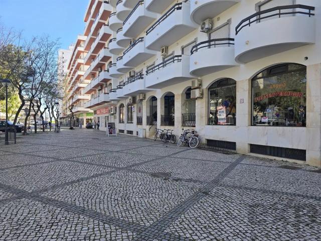 Loja comercial de 72 m² no centro de Monte Gordo — negócio e. 72m² Monte Gordo
