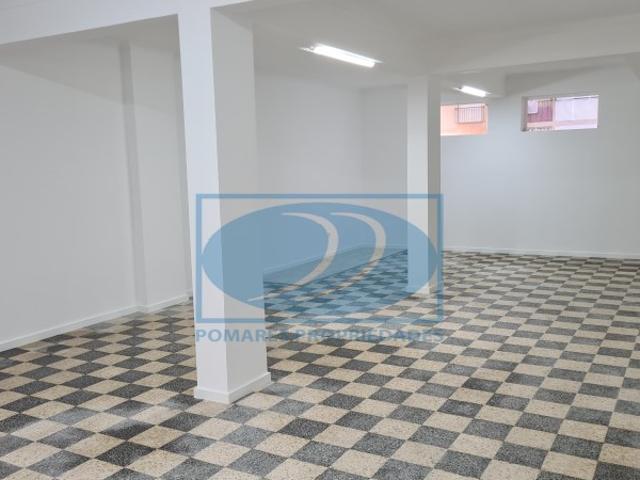 Loja com 83 m2 | Salão amplo c/ 2 Gabinetes | 1 WC | Arrecadação | Grande montra c/ gradeamento | Junto à escola Santo André