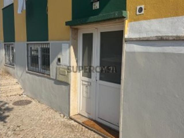 Loja com 83m junto ao centro comercial ’STRADA’ Odivelas