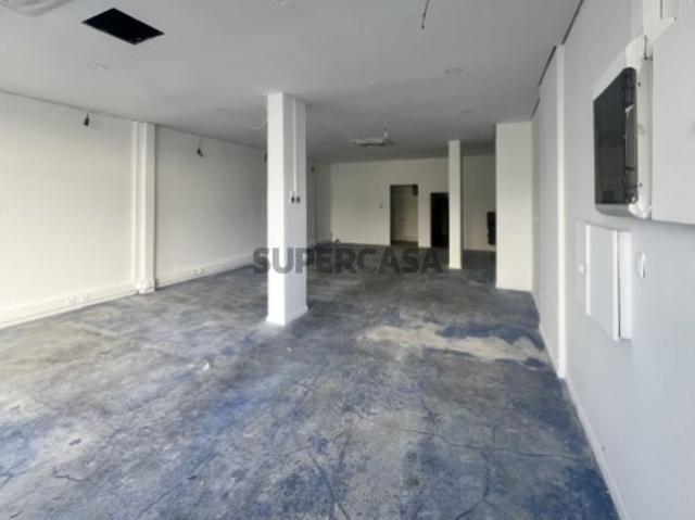 Loja com 83m2 Loures