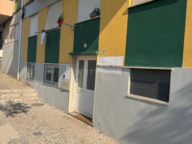 Loja com 83m junto ao centro comercial “STRADA” Odivelas