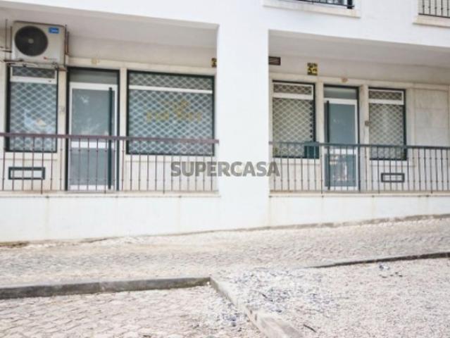 Loja com 82 m2 em Outeiro de Polima