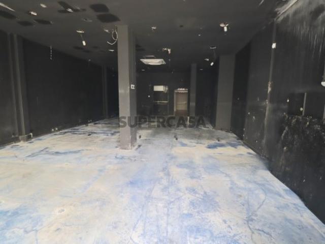 Loja com 82m2 situada na Quinta do Marzagão em Loures