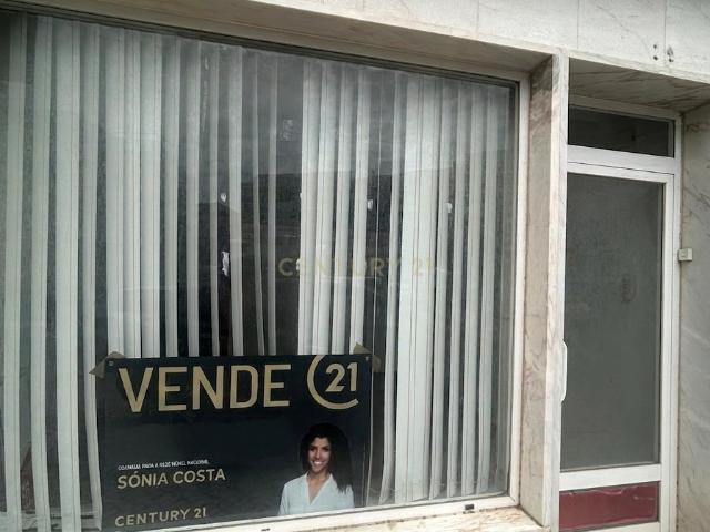 Loja em Sesimbra a 1 minuto da praia!