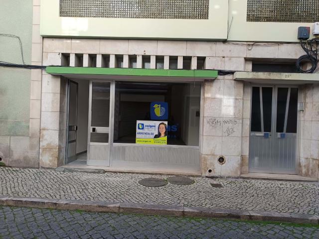 Loja com 97m2, no centro da cidade, na Rua Henrique Salles Excelente localização! Ótima oportunidade de negócio!