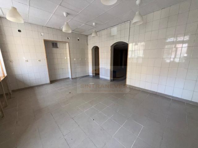 Loja com 95 m² | Licença para Comércio | Extração de Fumos | Localização Premium na Amadora