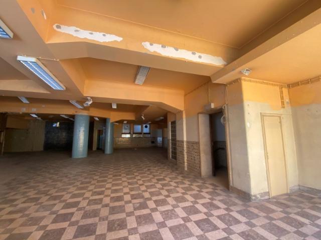 Loja com 960 m2, dividida por dois pisos, junto ao Metro