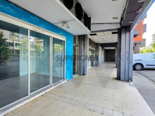 Loja com 110 m2 em Celas Zona movimentada central próximo ao Hospital