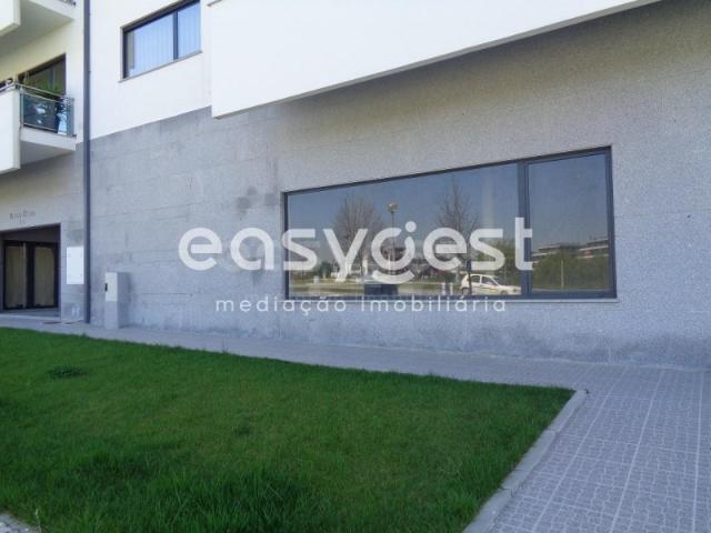 Loja com 112m2 localizada em Repeses Viseu
