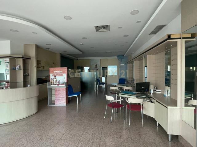 Loja com 130 m2 no CENTRO EMPRESARIAL DE TELHEIRAS