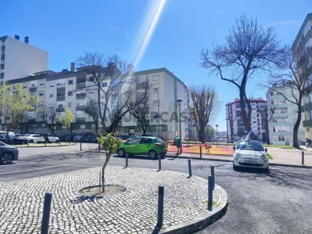 Loja com 137m² no Casal de São Brás Amadora | Com saída de fumos