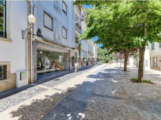 Loja com 172m2 ABC, Centro de Beja, cave e espaço aberto