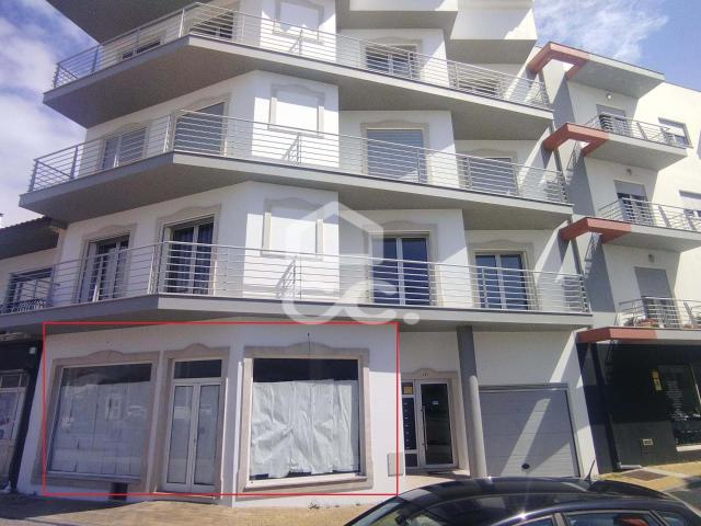 Loja com 200m2 de área no centro da Vila de Pataias Alcobaça