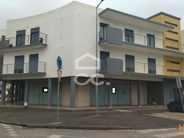 Loja com 200m2 de área bruta com acesso interno á cave. | 26064063283