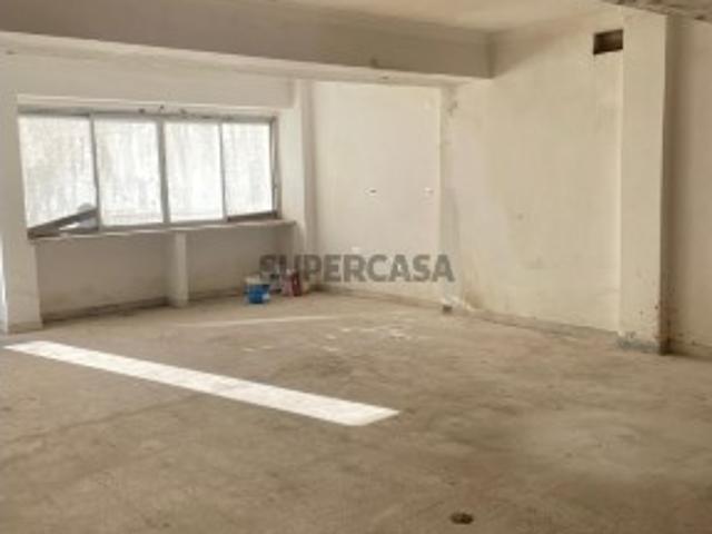 Loja com 210 m² | Venda ou Arrendamento | Excelente Visibilidade
