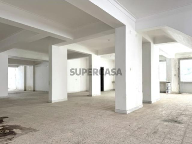 Loja com 210m2 Agualva, Sintra