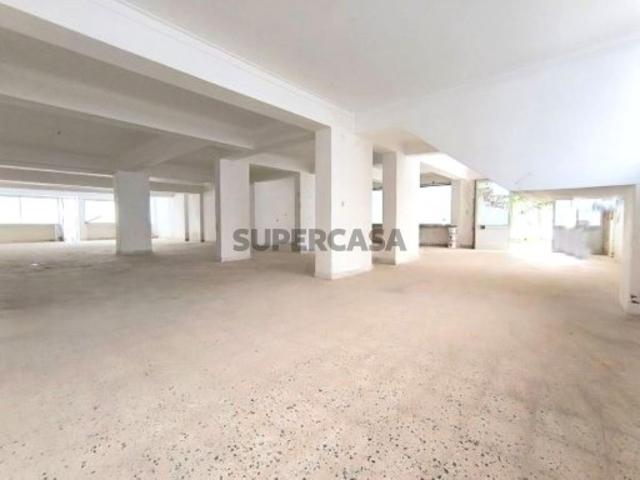 Loja com 210m2 em Agualva Cacém | Wallis Real Estate