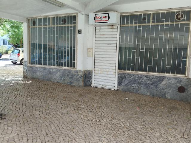 Loja com 25 m2 na Rebelva/Carcavelos